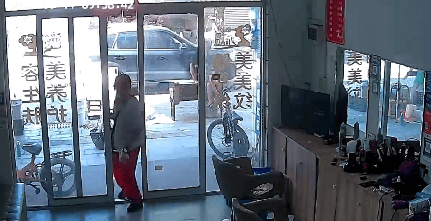 浙江一店主允许大妈门口摆摊<strong></p>
<p>绿行币</strong>，时常被大妈“投喂”蔬果：每次收摊时，都打扫得干干净净
