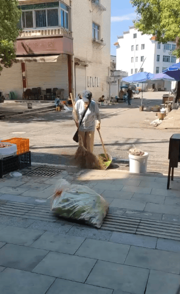 浙江一店主允许大妈门口摆摊<strong></p>
<p>绿行币</strong>，时常被大妈“投喂”蔬果：每次收摊时，都打扫得干干净净