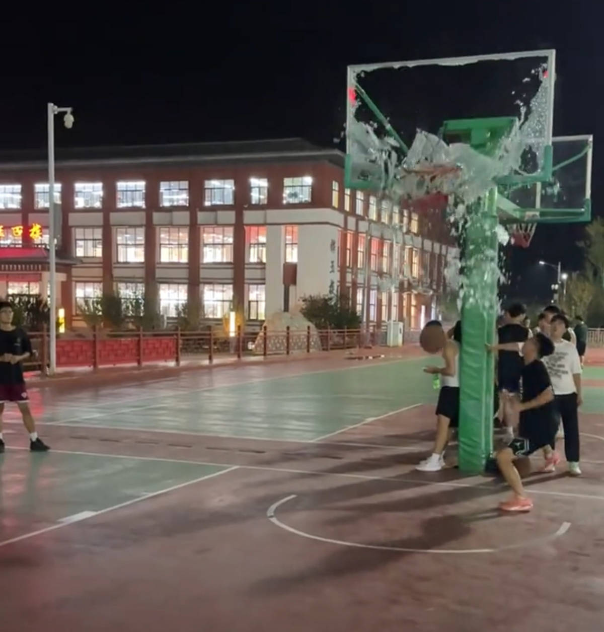 郑州178厘米大学生扣碎篮板<strong></p>
<p>法币充值</strong>，校方：说明弹跳力好！学校出资购买新篮板，已安装好