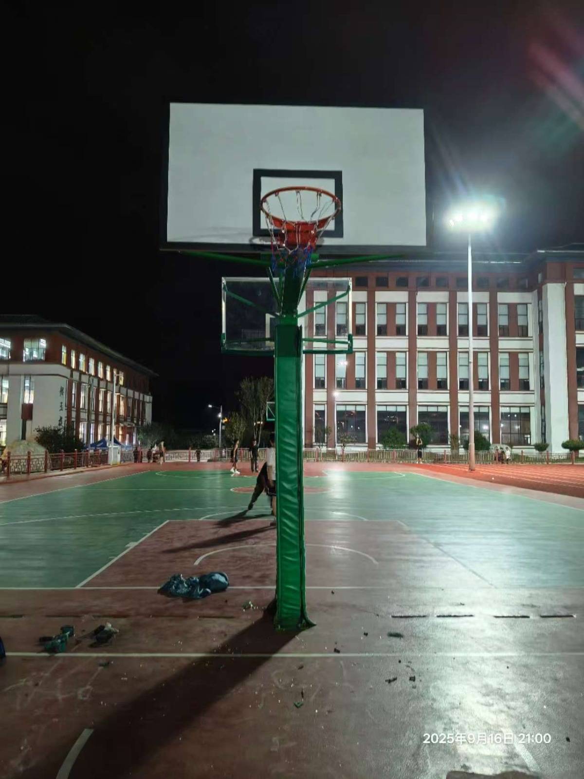 郑州178厘米大学生扣碎篮板<strong></p>
<p>法币充值</strong>，校方：说明弹跳力好！学校出资购买新篮板，已安装好