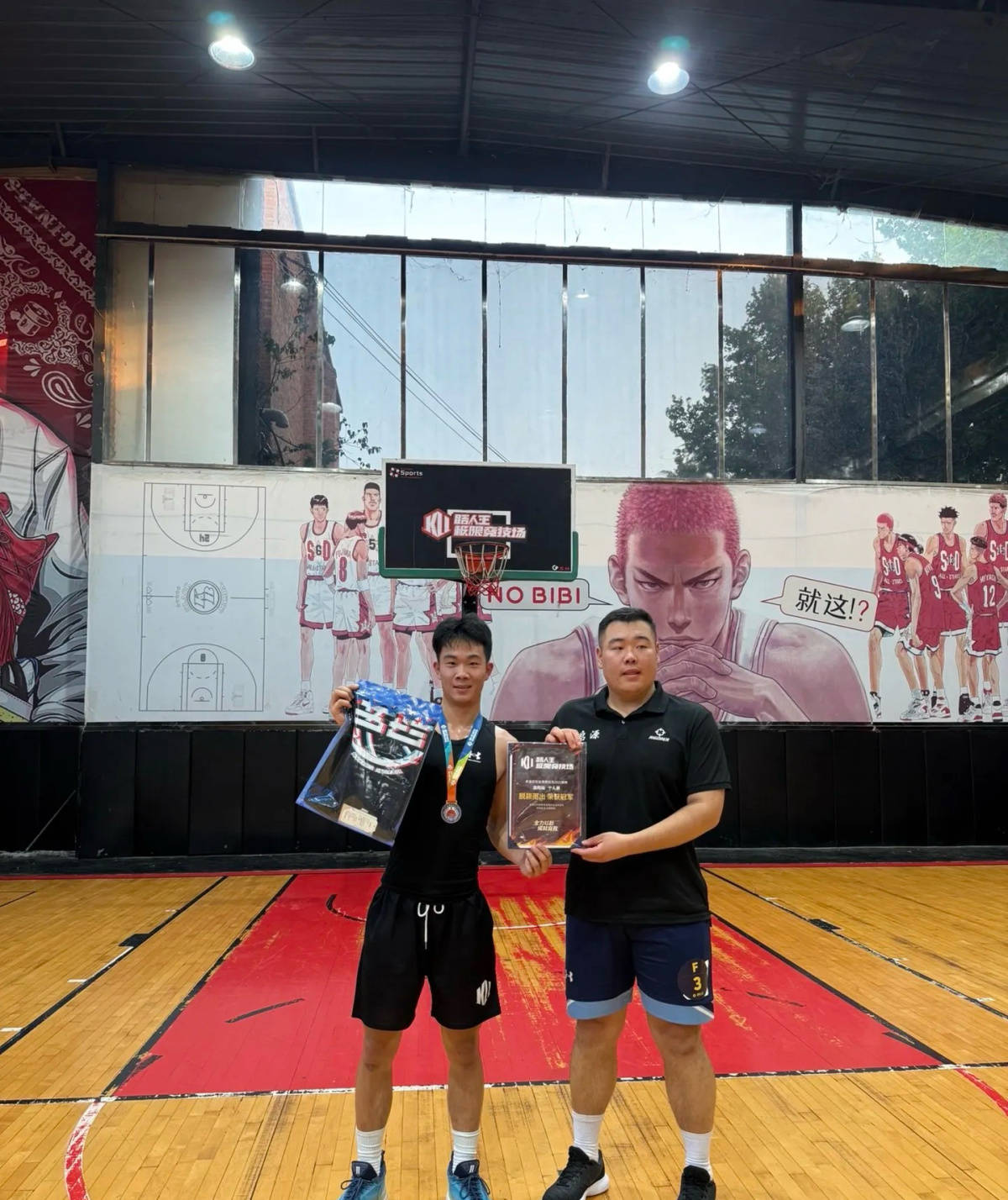 郑州178厘米大学生扣碎篮板<strong></p>
<p>法币充值</strong>，校方：说明弹跳力好！学校出资购买新篮板，已安装好