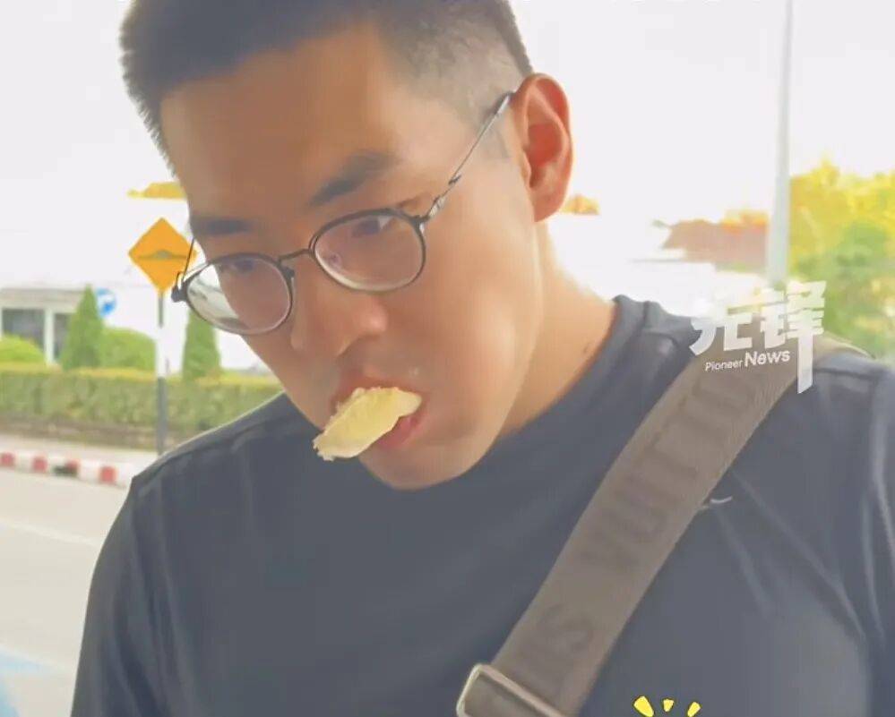 因无法带上飞机<strong></p>
<p>币久</strong>，一家五口30分钟狂炫11斤榴莲