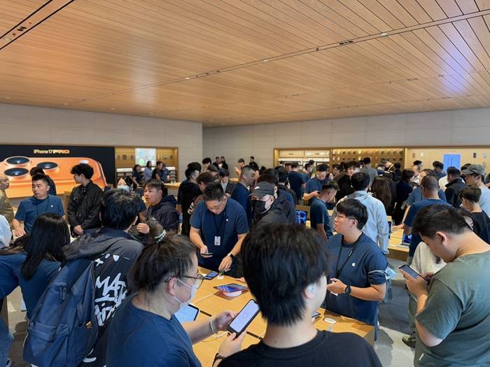 iPhone 17正式开售<strong></p>
<p>币阅</strong>，橙色Pro Max黄牛最高加价1500元