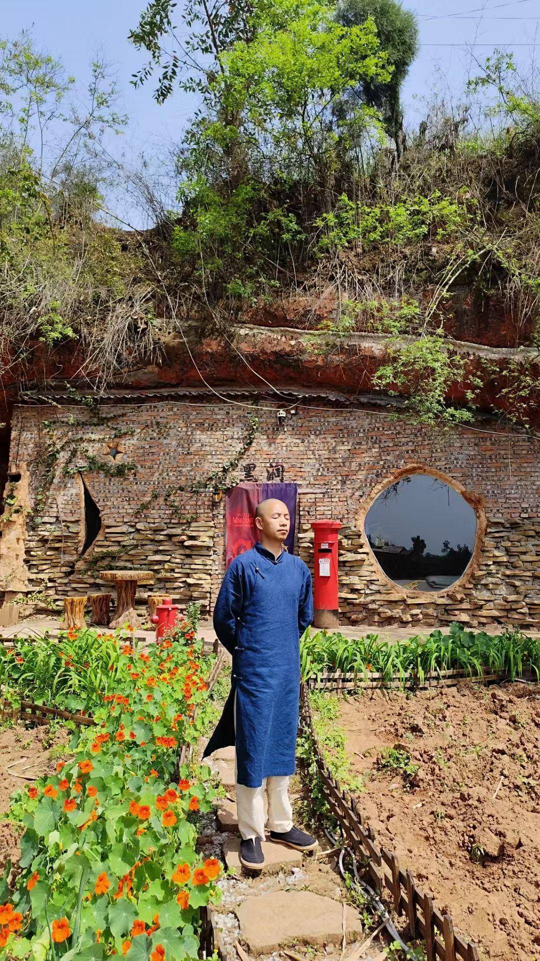 是个人选择还是另有隐情？35岁男子回乡“崖下洞居”惹争议<strong></p>
<p>币阅</strong>！｜封面深镜