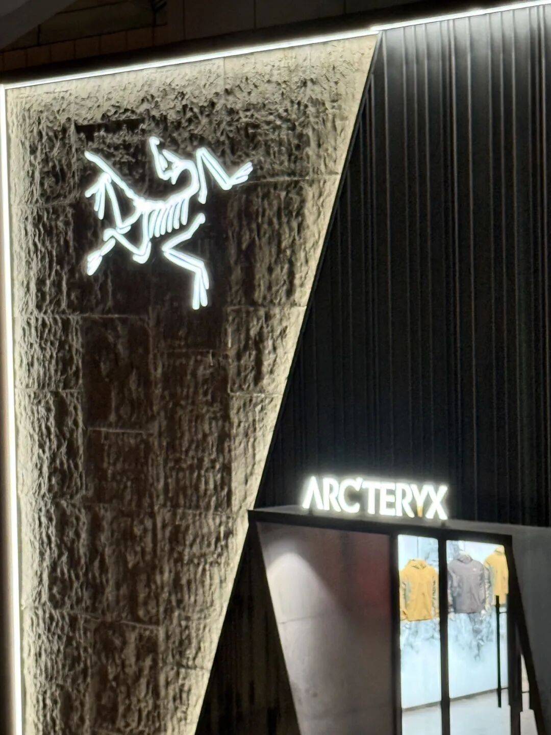 消费者开始退货<strong></p>
<p>凤凰币</strong>！始祖鸟又被曝海内外道歉内容不一致