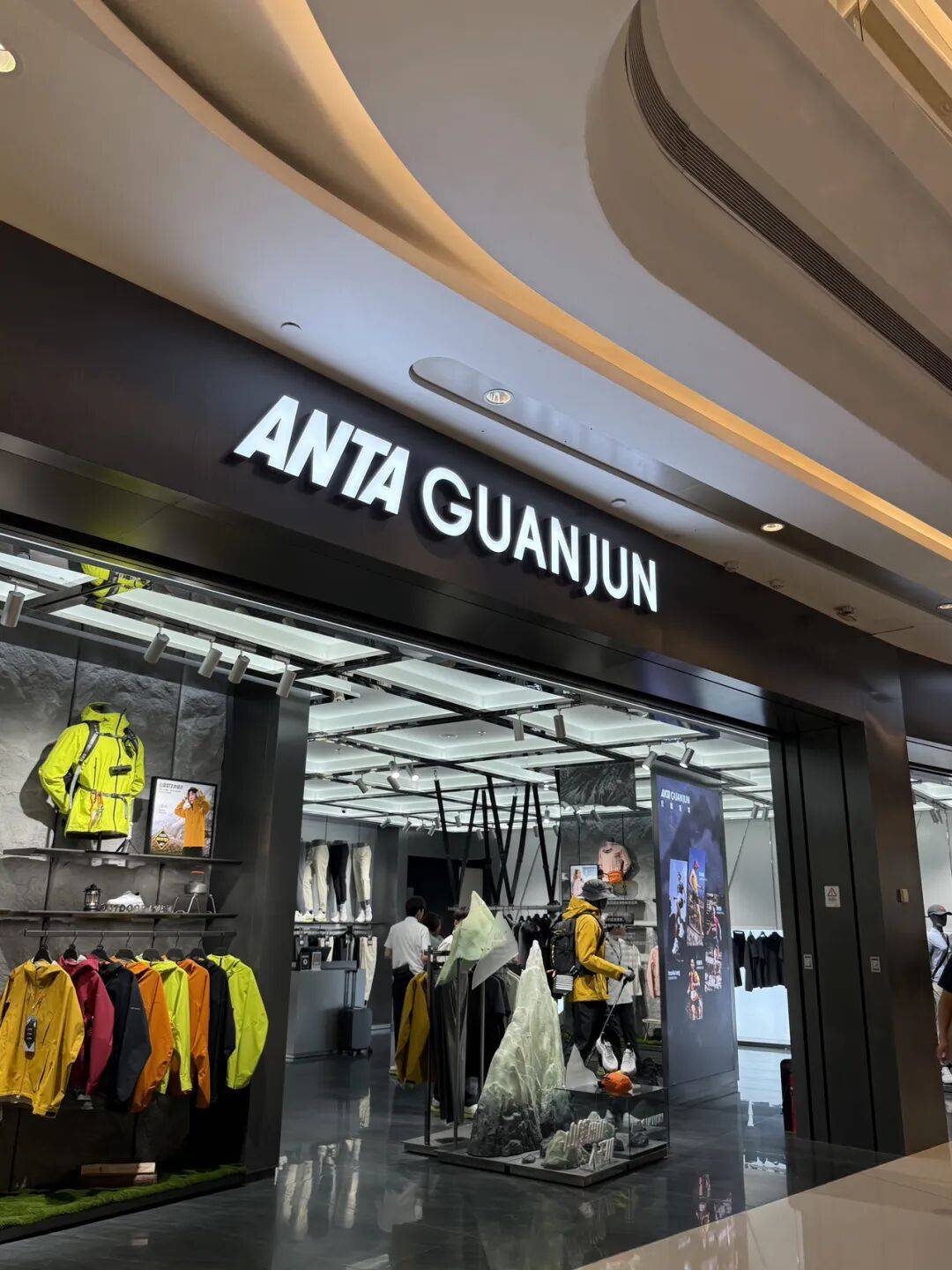 消费者开始退货<strong></p>
<p>凤凰币</strong>！始祖鸟又被曝海内外道歉内容不一致