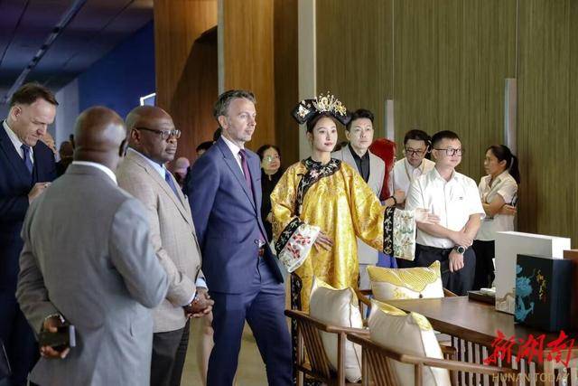 数字之光点亮海丝文明传承路<strong></p>
<p>凤凰币</strong>,和成天下助力海丝数字艺术公益展