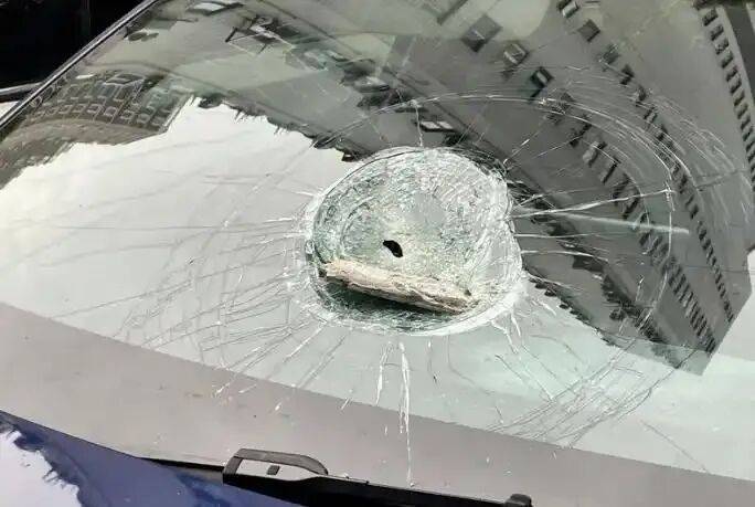 小区32楼外墙瓷砖脱落砸9车致凹陷<strong></p>
<p>凤凰币</strong>,居民反映情况,物业回应将交由保险公司核定处理