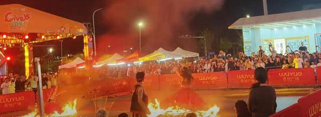 云南昆明商场表演“火裙舞”<strong></p>
<p>凤凰币</strong>，一名女演员裙子引燃被烧伤