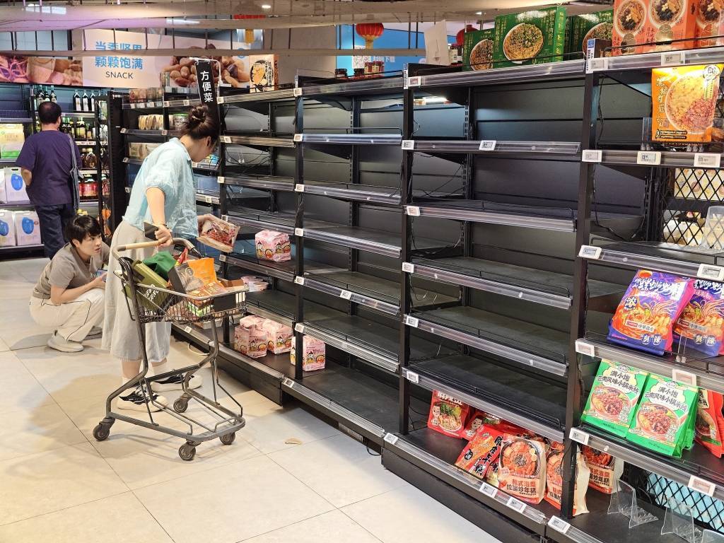 广州、深圳回应台风前蔬菜被“抢空”:储备充足<strong></p>
<p>币利网</strong>,“别担心!菜管够!”