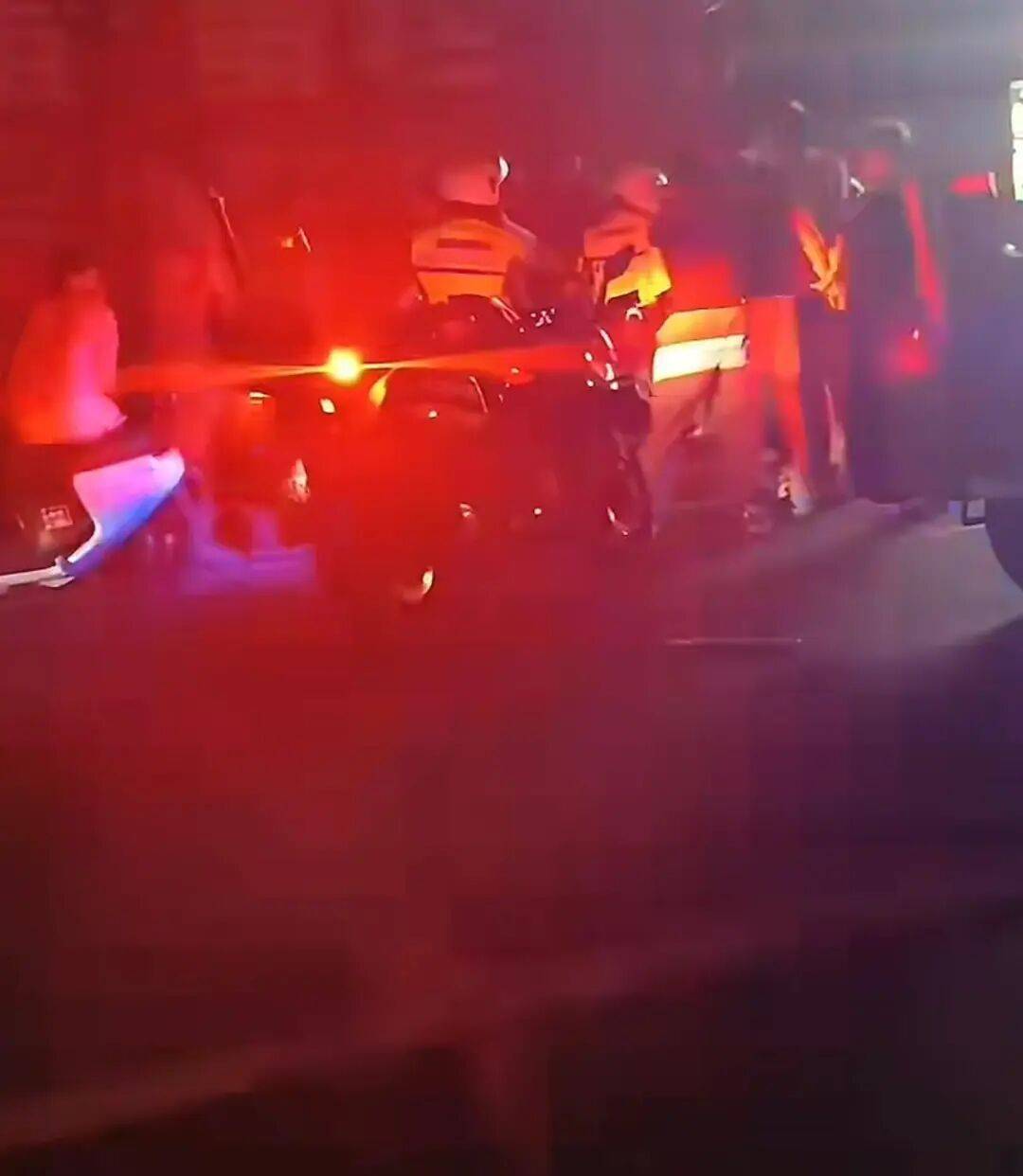 赣州警方通报“一餐饮店深夜多人打架斗殴”：2人酒后与邻桌发生冲突<strong></p>
<p>币利网</strong>，用酒瓶砸伤对方，并取刀致对方轻伤，涉案人员已被采取强制措施