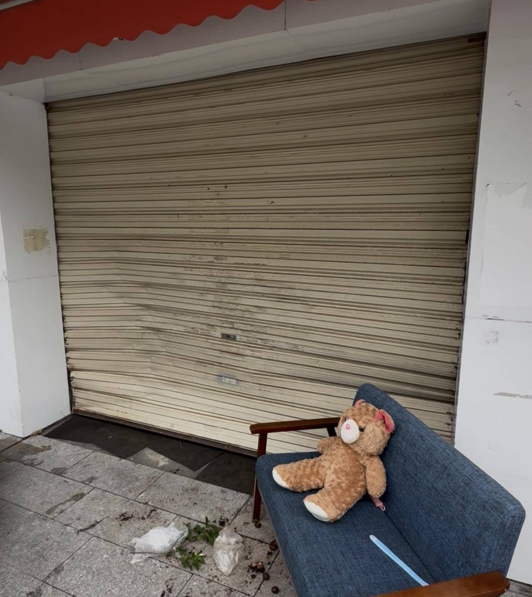 台风天珠海一司机驾越野车造浪冲破多家店玻璃<strong></p>
<p>以利币</strong>，警方：行拘10日！