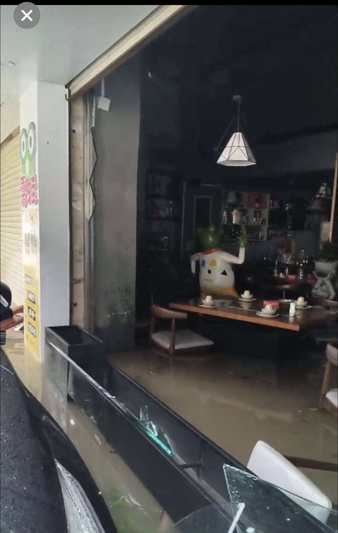 台风天珠海一司机驾越野车造浪冲破多家店玻璃<strong></p>
<p>以利币</strong>，警方：行拘10日！