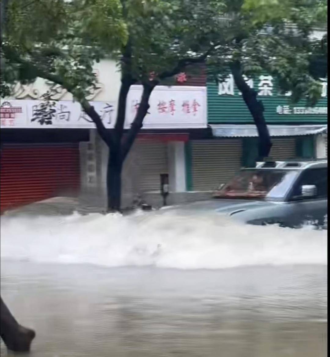 台风天珠海一司机驾越野车造浪冲破多家店玻璃<strong></p>
<p>以利币</strong>，警方：行拘10日！