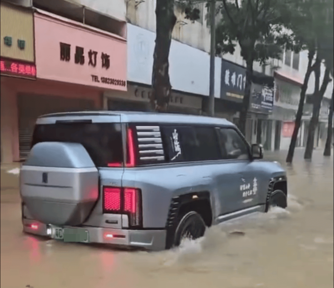 台风天珠海一司机驾越野车造浪冲破多家店玻璃<strong></p>
<p>以利币</strong>，警方：行拘10日！