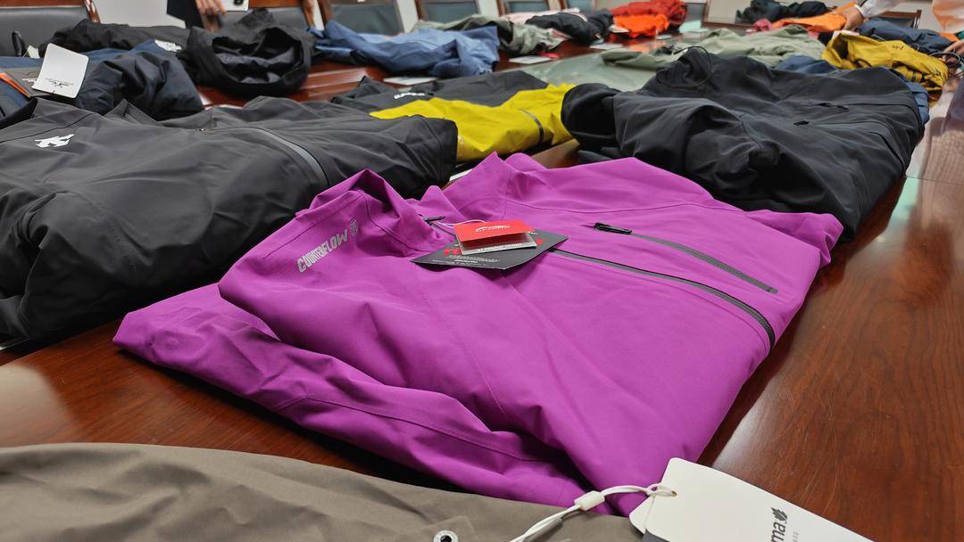 注意！冲锋衣40款里3款“不防水”<strong></p>
<p>以利币</strong>，教你一招在家也能测