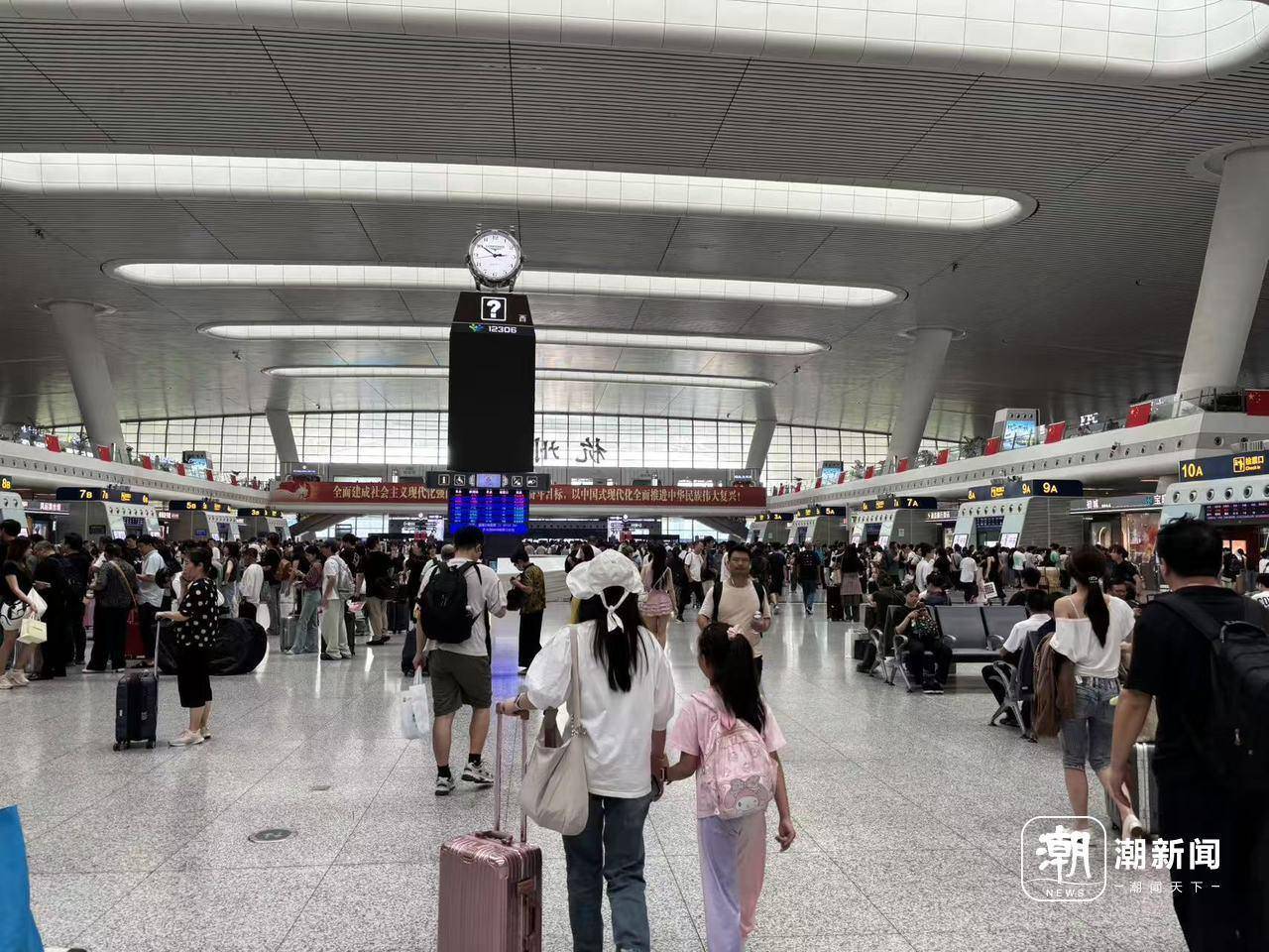 全杭州的娃都出动了？这是刚刚的火车东站<strong></p>
<p>淘币时代</strong>！秋假大军即将席卷全国