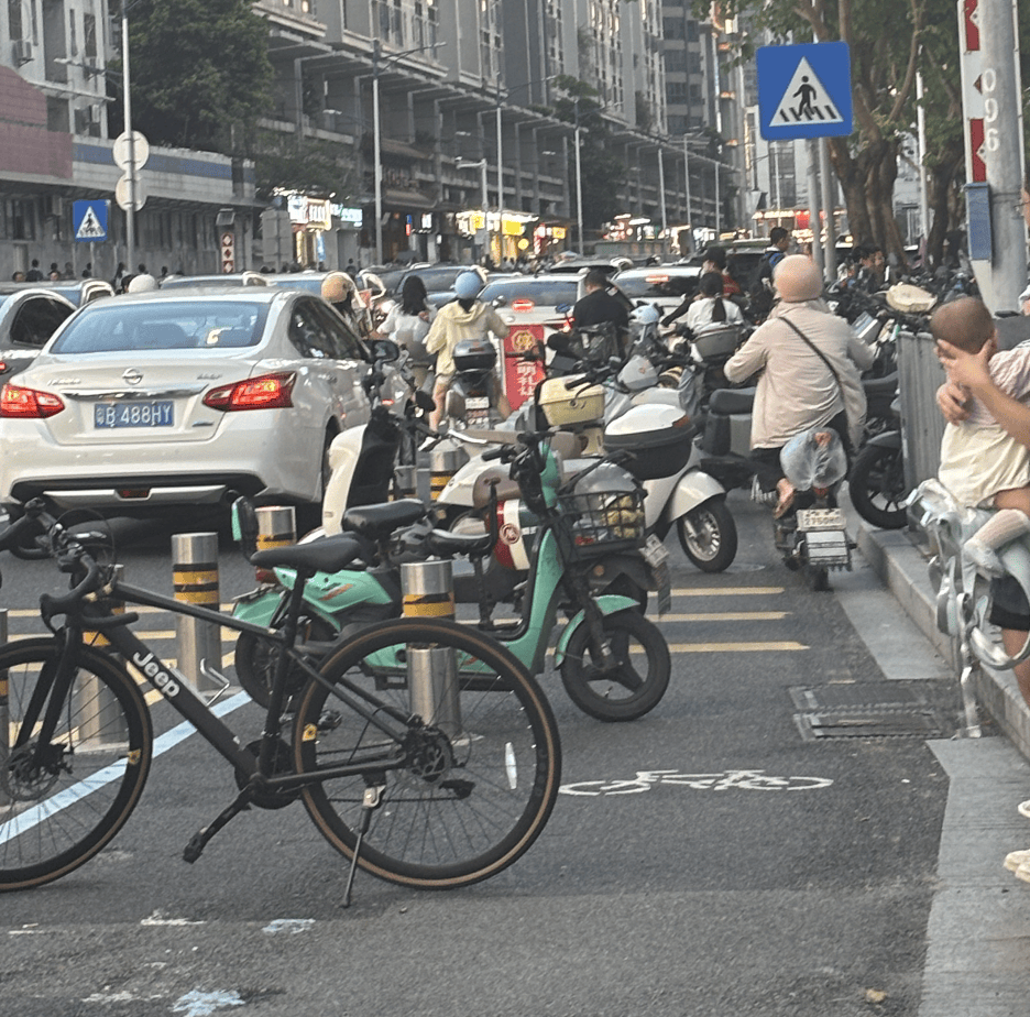 深圳一医院门口被指“举步维艰”<strong></p>
<p>淘币时代</strong>！整治后记者实探:仍很堵