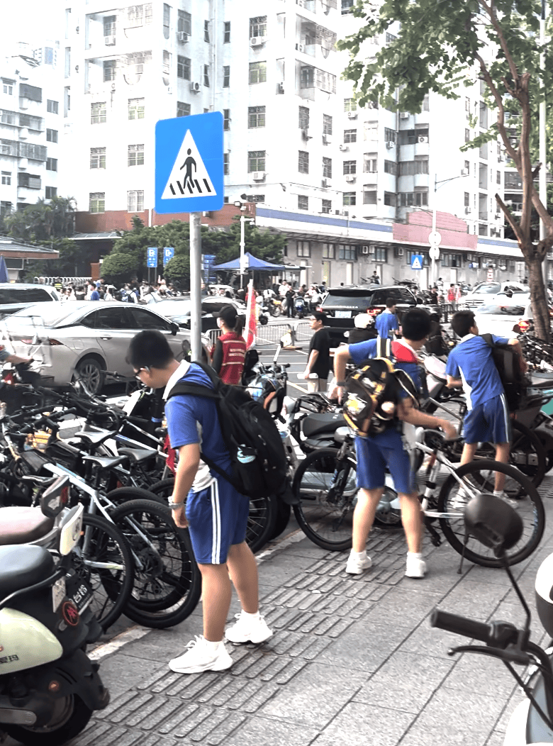 深圳一医院门口被指“举步维艰”<strong></p>
<p>淘币时代</strong>！整治后记者实探:仍很堵