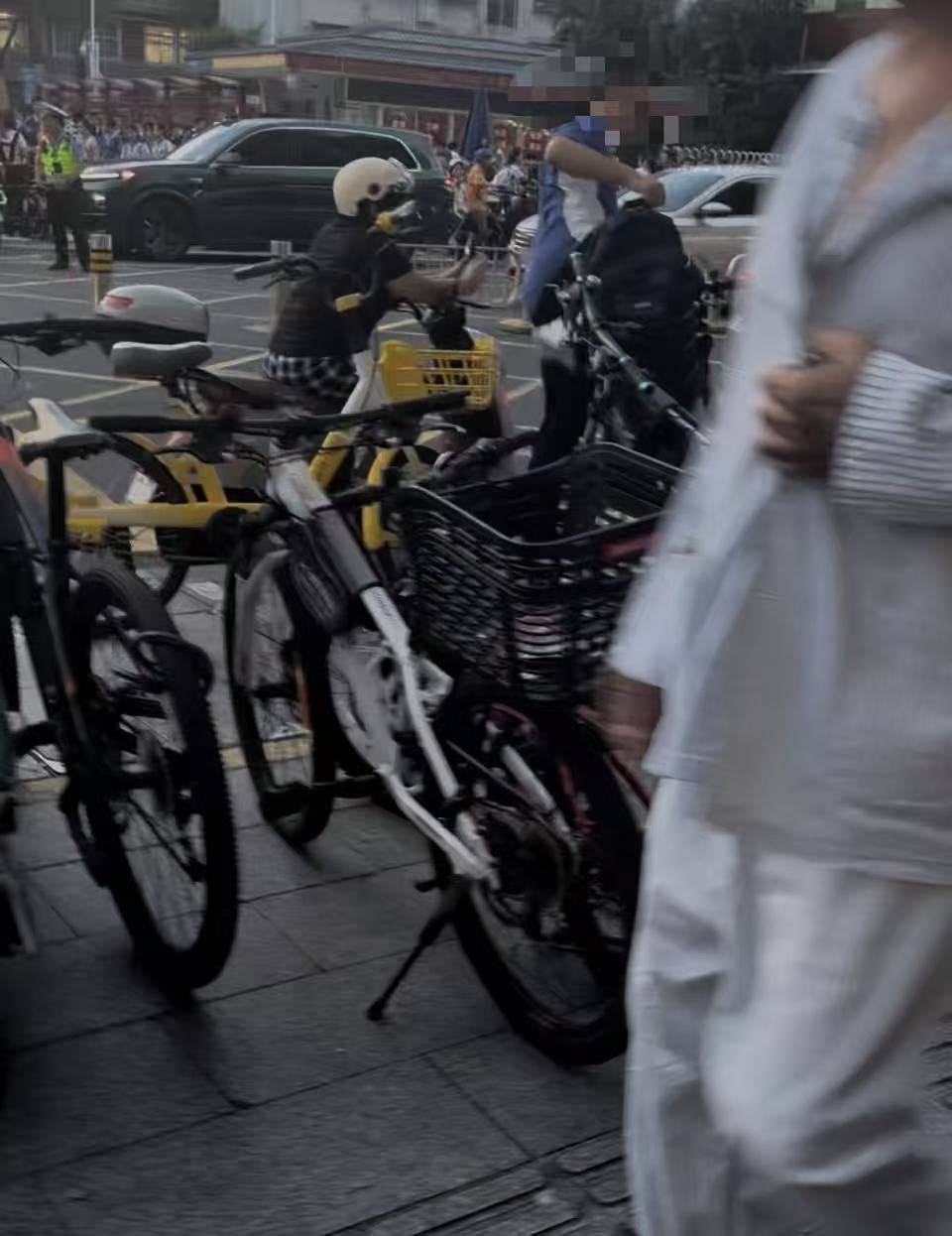 深圳一医院门口被指“举步维艰”<strong></p>
<p>淘币时代</strong>！整治后记者实探:仍很堵