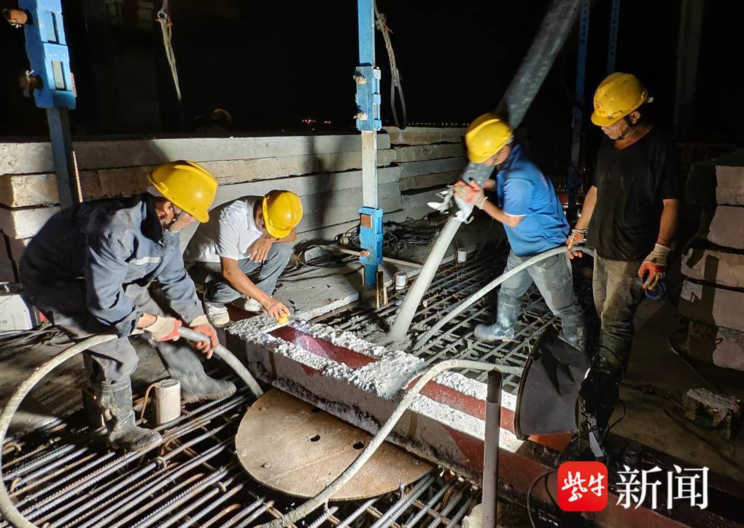 崇启公铁长江大桥南引桥高铁线跨长岛大道连续梁合拢