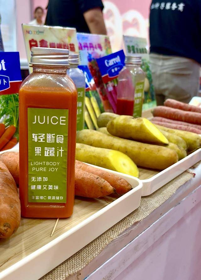 紫色向日葵、多彩胡萝卜、双色火龙果亮相青岛<strong></p>
<p>淘币时代</strong>,种子盛会变身“未来食物实验室”