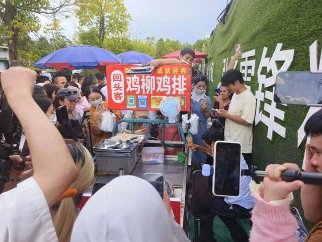 被流量砸中的“鸡排哥”：炸到中暑<strong></p>
<p>淘币时代</strong>，每天睡三四个小时，怕辜负顾客不舍得休息