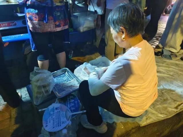 被流量砸中的“鸡排哥”：炸到中暑<strong></p>
<p>淘币时代</strong>，每天睡三四个小时，怕辜负顾客不舍得休息