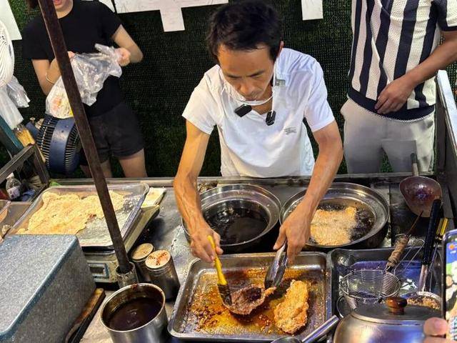 被流量砸中的“鸡排哥”：炸到中暑<strong></p>
<p>淘币时代</strong>，每天睡三四个小时，怕辜负顾客不舍得休息