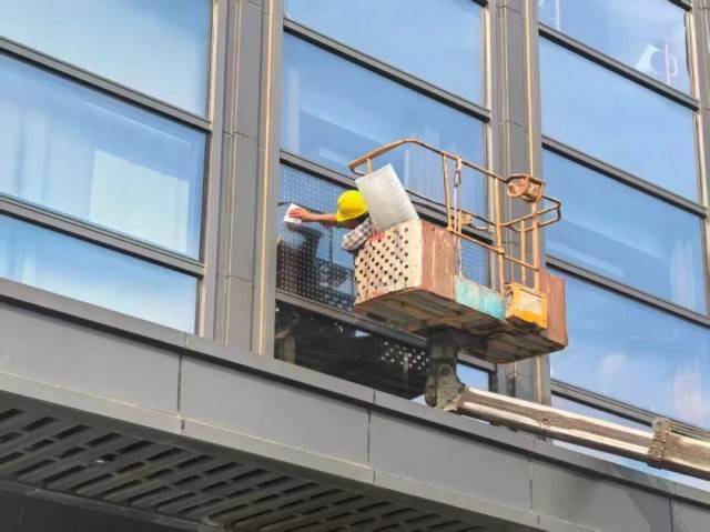 北京一座大厦楼下躺了14只鸟<strong></p>
<p>币小白</strong>，12只已死亡！元凶竟是玻璃