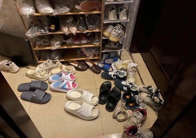 物业“不让门口放鞋子”<strong></p>
<p>币小白</strong>，门口放鞋柜违法吗？