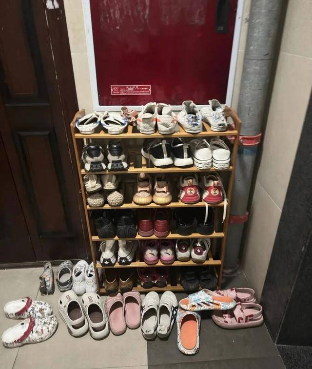 物业“不让门口放鞋子”<strong></p>
<p>币小白</strong>，门口放鞋柜违法吗？