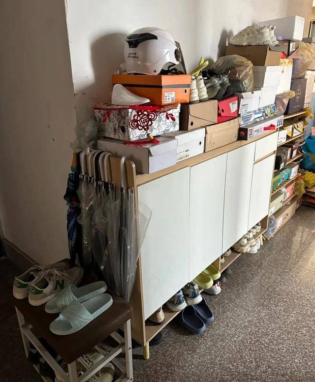 物业“不让门口放鞋子”<strong></p>
<p>币小白</strong>，门口放鞋柜违法吗？