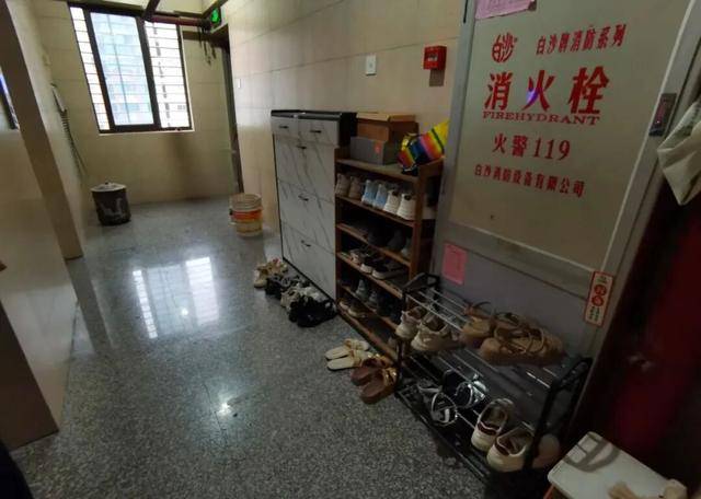 物业“不让门口放鞋子”<strong></p>
<p>币小白</strong>，门口放鞋柜违法吗？