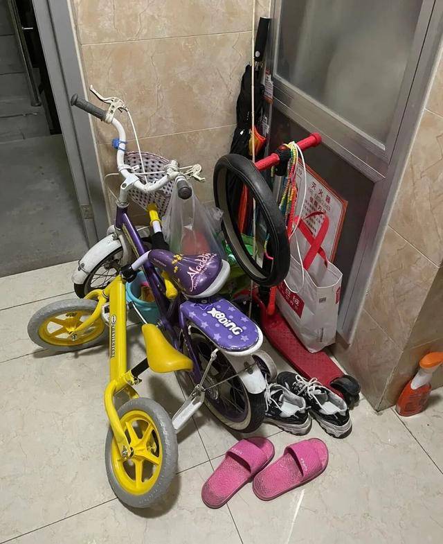 物业“不让门口放鞋子”<strong></p>
<p>币小白</strong>，门口放鞋柜违法吗？