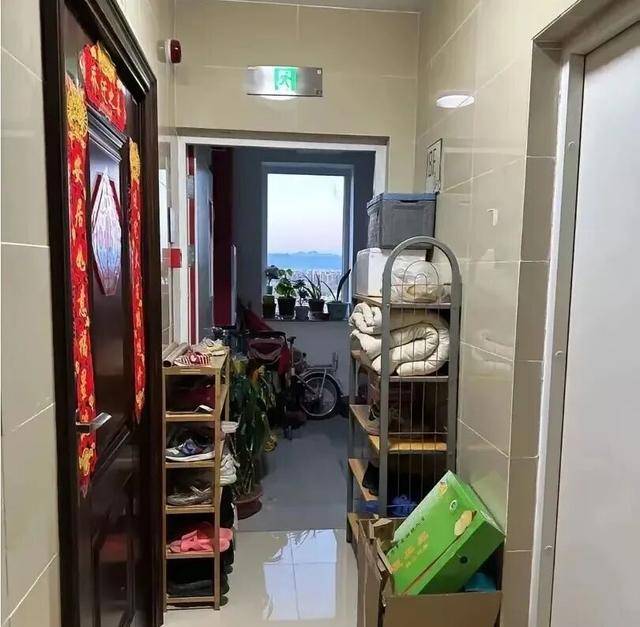 物业“不让门口放鞋子”<strong></p>
<p>币小白</strong>，门口放鞋柜违法吗？