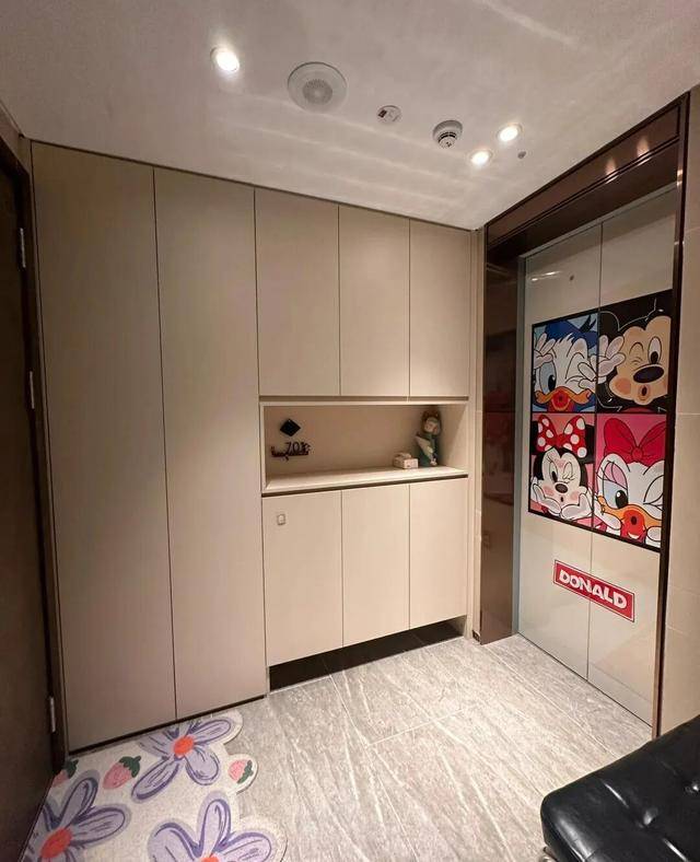 物业“不让门口放鞋子”<strong></p>
<p>币小白</strong>，门口放鞋柜违法吗？