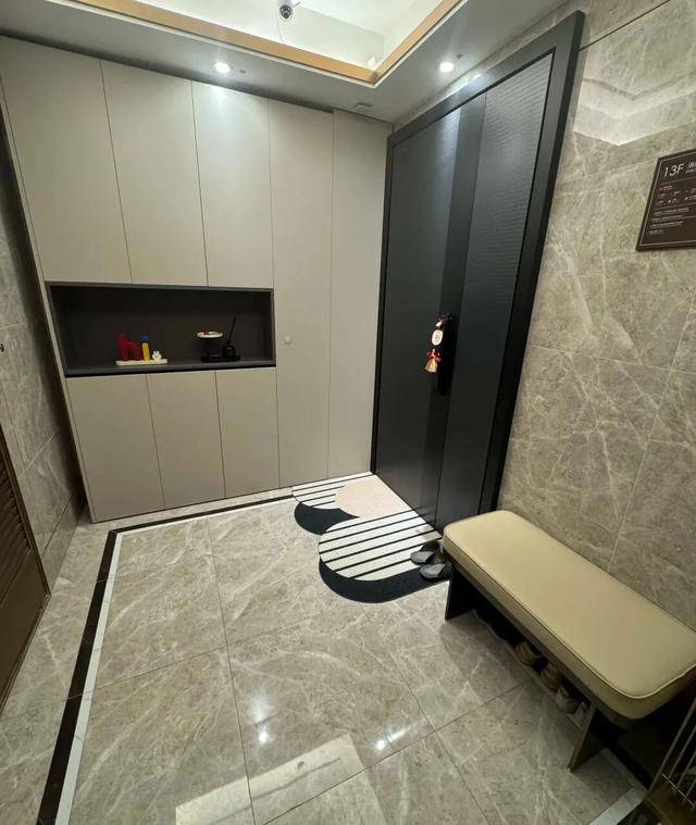 物业“不让门口放鞋子”<strong></p>
<p>币小白</strong>，门口放鞋柜违法吗？