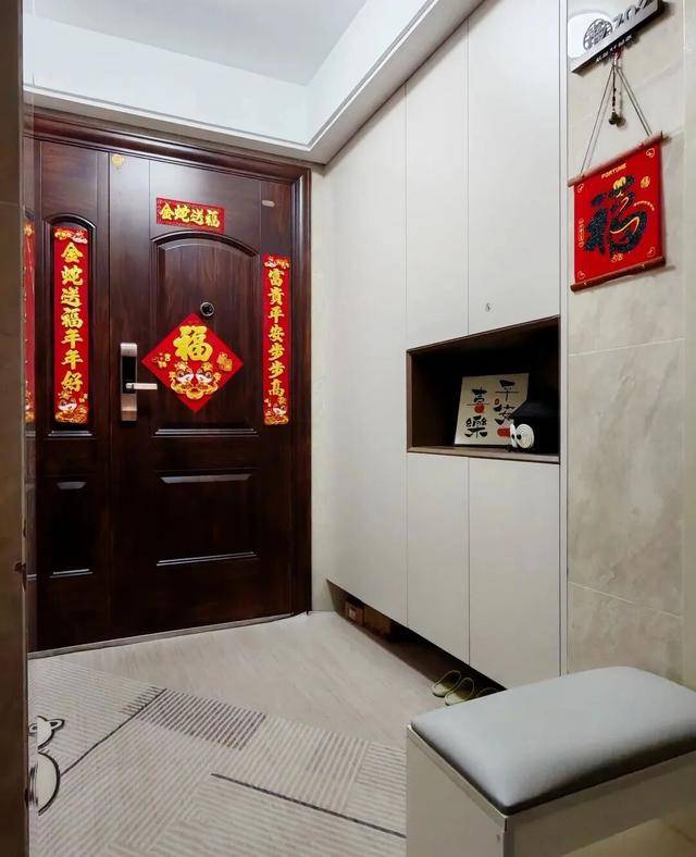 物业“不让门口放鞋子”<strong></p>
<p>币小白</strong>，门口放鞋柜违法吗？