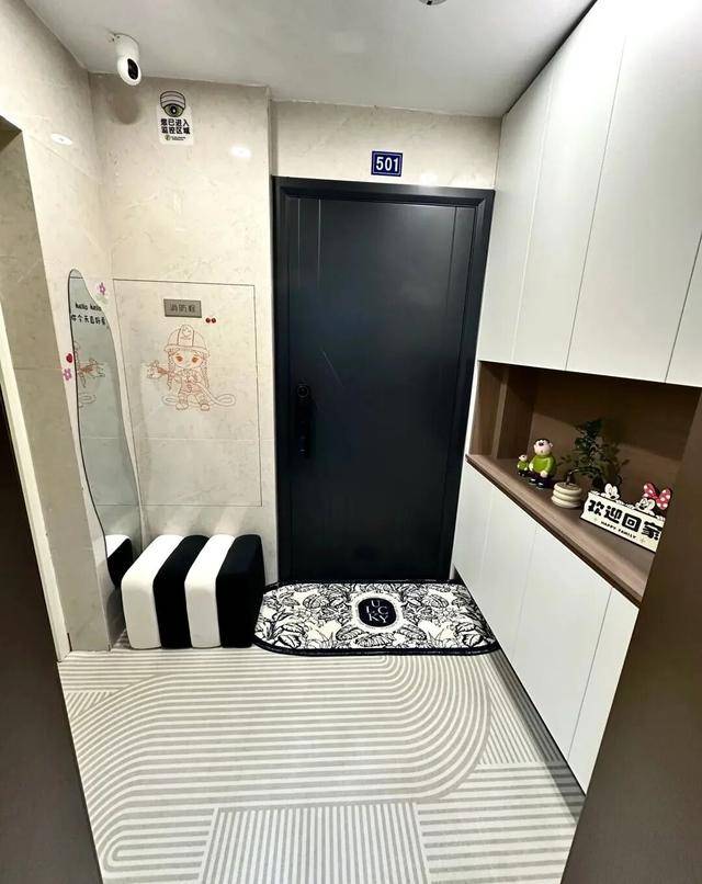 物业“不让门口放鞋子”<strong></p>
<p>币小白</strong>，门口放鞋柜违法吗？