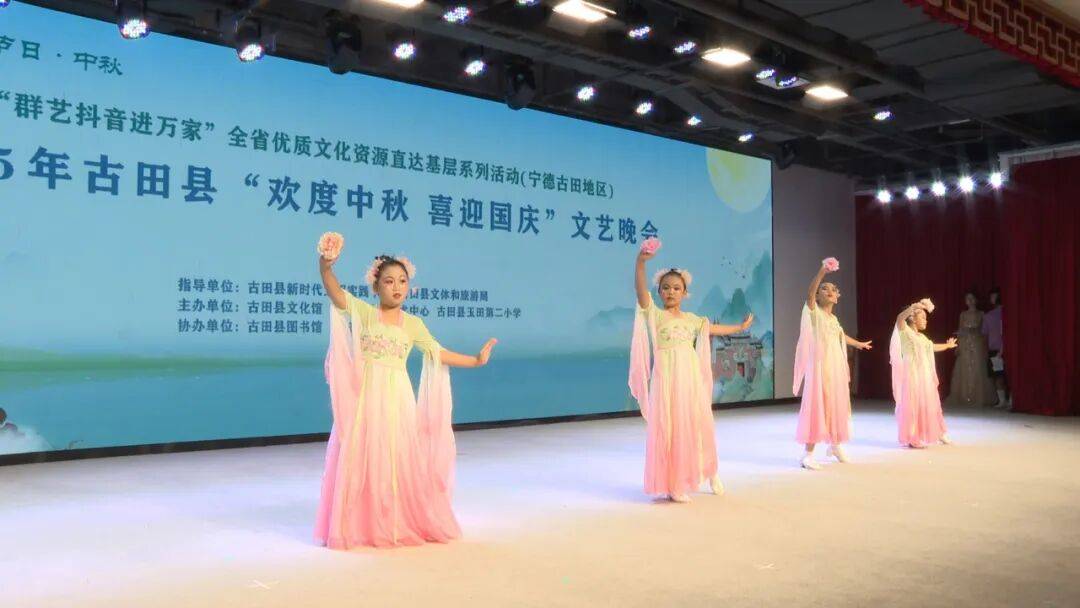 <strong></p>
<p>币小白</strong>我县举办“欢度中秋 喜迎国庆”文艺晚会