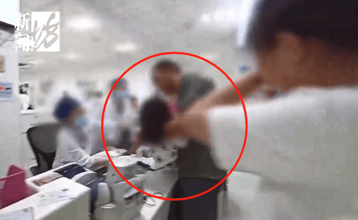 事发上海晚高峰!汹涌车流中<strong></p>
<p>mith币</strong>,一男子绝望跳车,直奔民警而去……