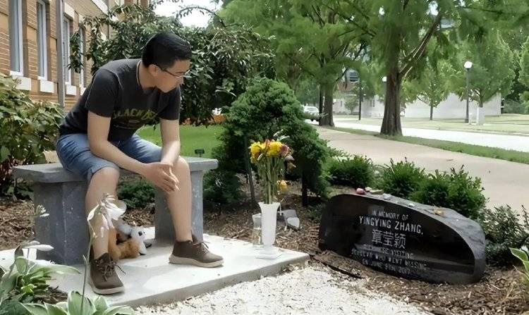 章莹颖男友国庆探望章父并协助直播<strong></p>
<p>久币网</strong>，网友劝其早点结婚，本人回应