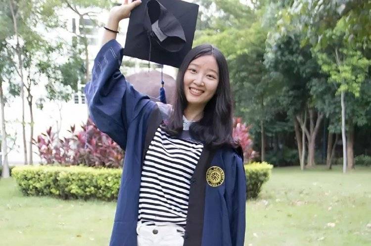 章莹颖男友国庆探望章父并协助直播<strong></p>
<p>久币网</strong>，网友劝其早点结婚，本人回应