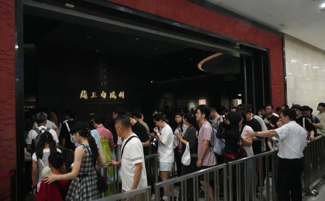 武汉这里什么情况？晚上6点突然排起长队<strong></p>
<p>久币网</strong>！有人提前五天全家蹲守……