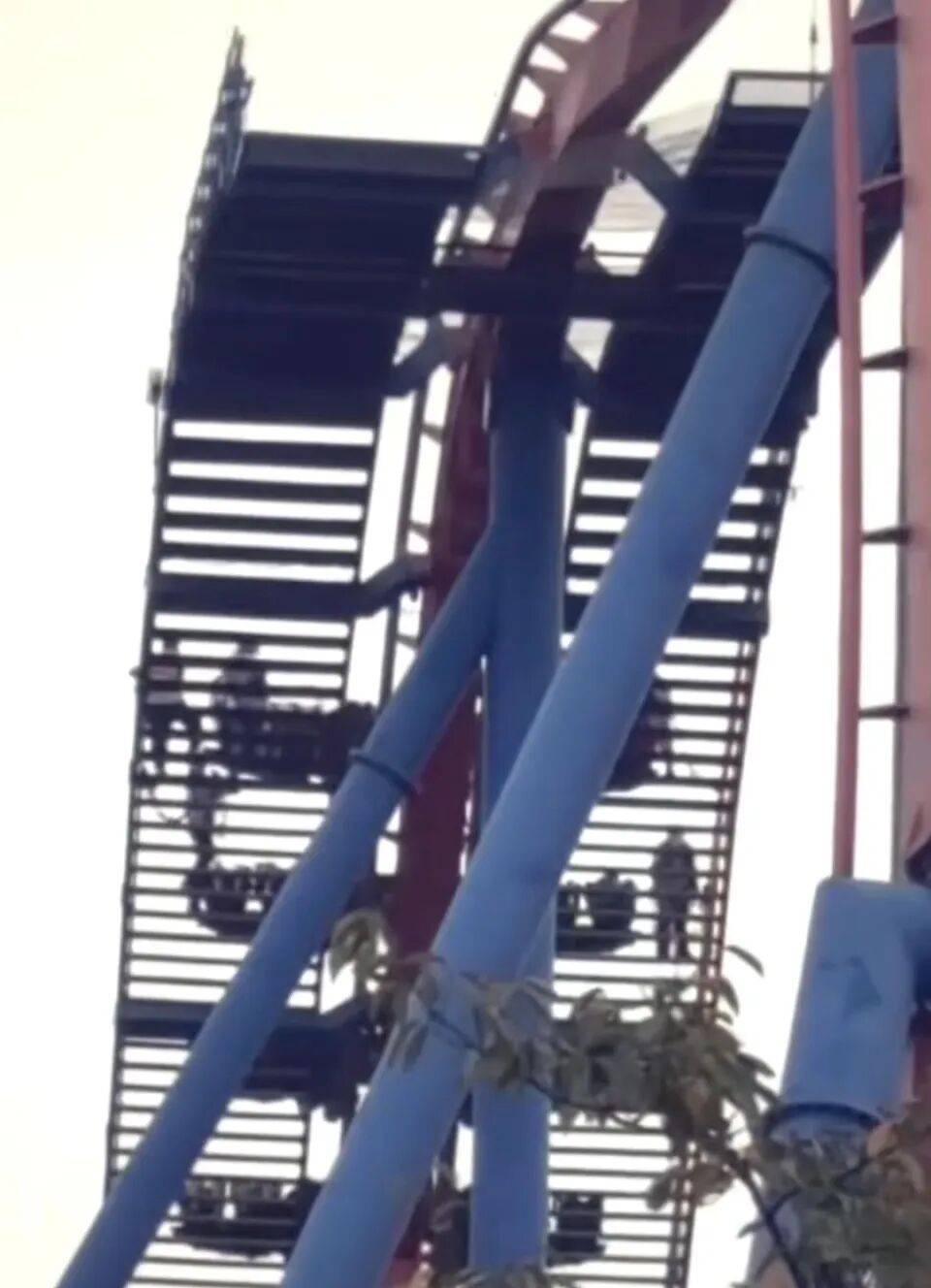 苏州一过山车运行中突然暂停<strong></p>
<p>牛币币</strong>,游客从高空扶梯步行撤离,园方回应