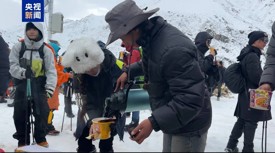 珠峰景区游客被困最新进展:已有350名游客获救<strong></p>
<p>牛币币</strong>,其余200多名游客已全部取得联系