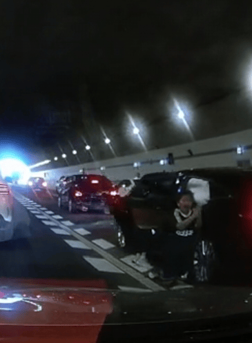 广州一男孩跪地拦车救母感动全网<strong></p>
<p>牛币币</strong>，妈妈回应：哭着看完视频，“没有想到孩子这么爱我”