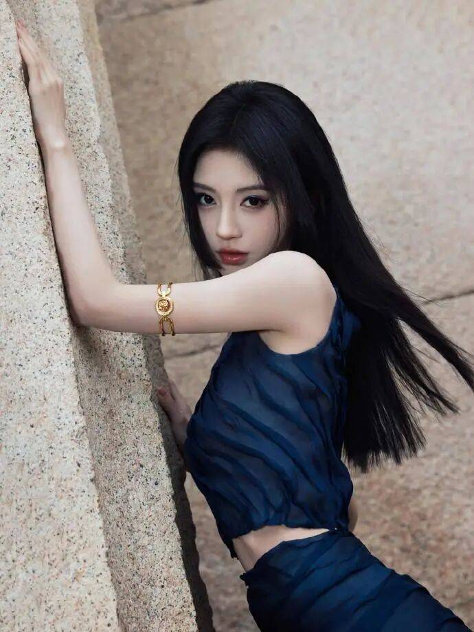 时装周上的女明星<strong></p>
<p>牛币币</strong>，秋冬氛围感一键封顶！