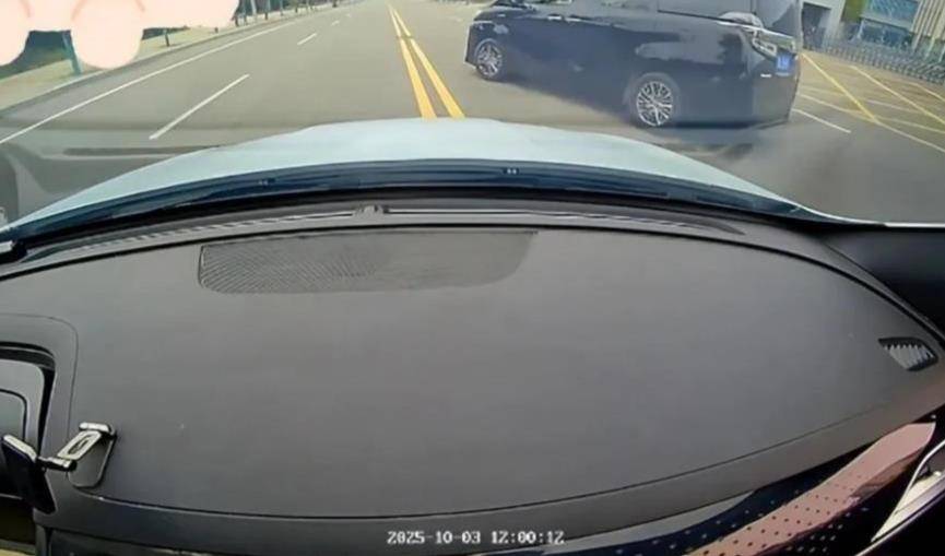 婚庆司机恶意别车后谎称自己是公安人员<strong></p>
<p>牛币币</strong>，涉嫌危险驾驶罪被采取刑事强制措施，律师：或被判处拘役并罚款